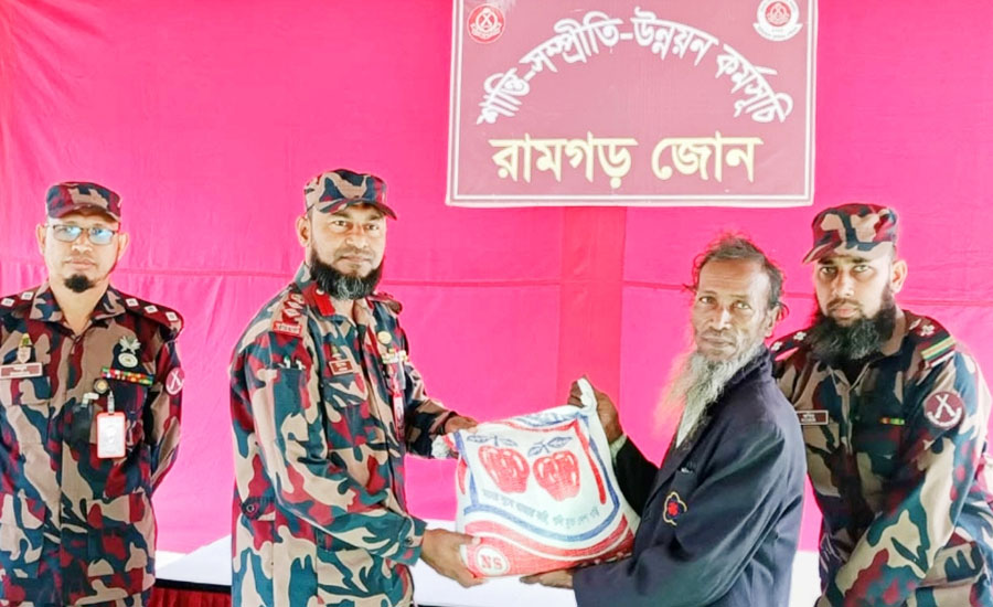 রামগড়ে ৪৩ বিজিবির মানবিক সহায়তা: খাদ্যসামগ্রী, ঢেউটিন ও শিক্ষা প্রতিষ্ঠানে ফিল্টার বিতরণ