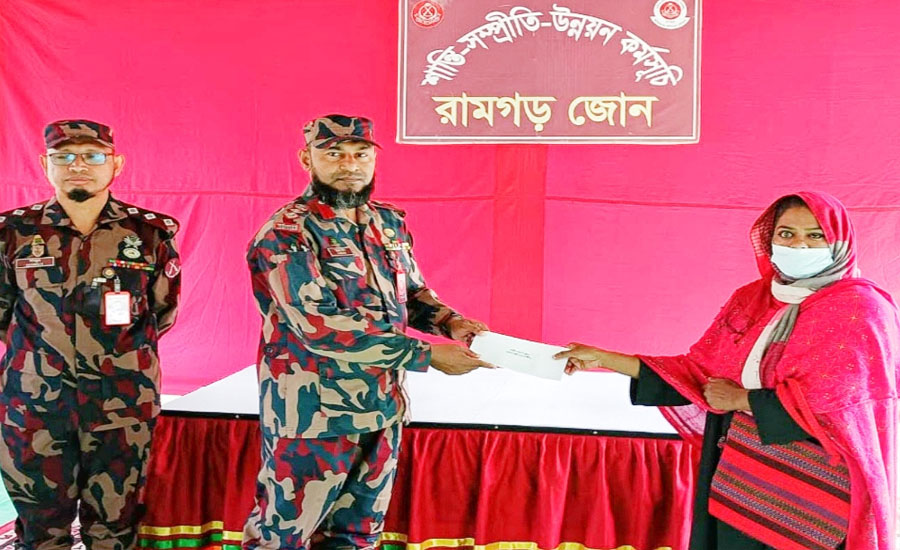 রামগড়ে ৪৩ বিজিবির মানবিক সহায়তা: খাদ্যসামগ্রী, ঢেউটিন ও শিক্ষা প্রতিষ্ঠানে ফিল্টার বিতরণ