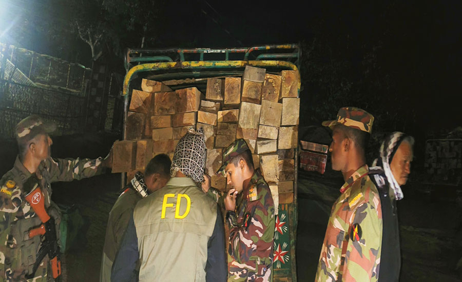 দীঘিনালায় সেনাবাহিনীর অভিযানে অবৈধ গোদা কাঠ জব্দ, পাচারচক্রের তৎপরতা রোধে কঠোর বার্তা
