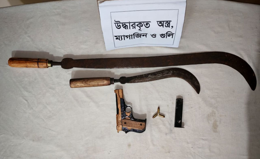 ধীরাশ্রমে র‌্যাবের অভিযানে বিদেশি পিস্তল উদ্ধার মাদক চালান ঘিরে গোপন অভিযানে মিললো অস্ত্র ও ধারালো হাসুয়া