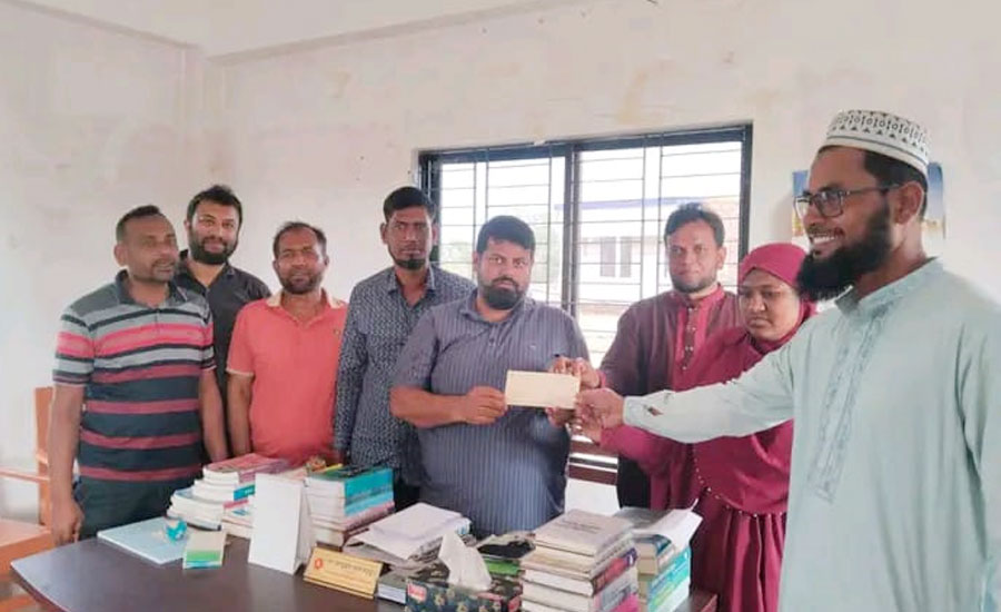 অগ্নিকাণ্ডে ক্ষতিগ্রস্ত পরিবারকে আর্থিক সহায়তা দিলেন চেয়ারম্যান মাহমুদ