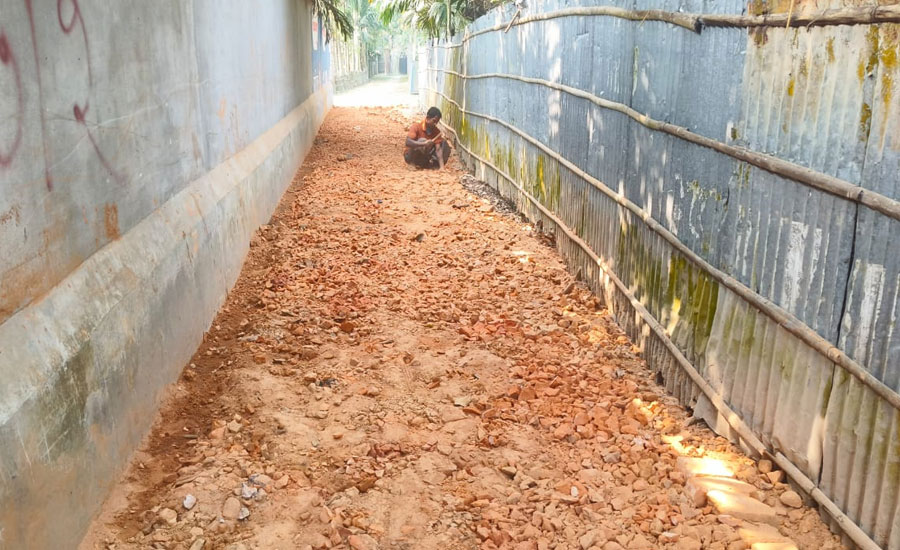 নির্বাচনী প্রতিশ্রুতি বাস্তবায়নে নিজস্ব অর্থায়নে রাস্তা সংস্কার করছেন এমপি আনোয়ারুল ইসলাম