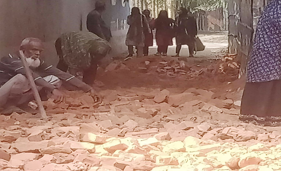 নির্বাচনী প্রতিশ্রুতি বাস্তবায়নে নিজস্ব অর্থায়নে রাস্তা সংস্কার করছেন এমপি আনোয়ারুল ইসলাম