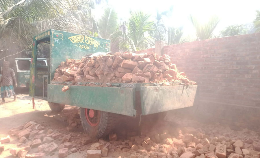 নির্বাচনী প্রতিশ্রুতি বাস্তবায়নে নিজস্ব অর্থায়নে রাস্তা সংস্কার করছেন এমপি আনোয়ারুল ইসলাম