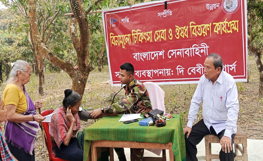 দুর্গম পাহাড়ে সেনাবাহিনীর ফ্রী মেডিকেল ক্যাম্প
