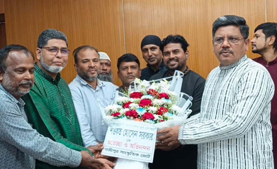 নবনিযুক্ত গাসিক প্রশাসক শওকত হোসেনকে সাংস্কৃতিক জোটের ফুলেল শুভেচ্ছা