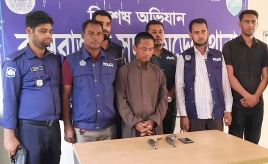কক্সবাজারে ওসি ছমি উদ্দিনের নেতৃত্বে অভিযানে ২টি দেশীয় অস্ত্রসহ রোহিঙ্গা যুবক আটক