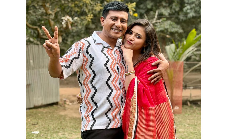 তিশা আমার সিনিয়র, তবে বন্ধু