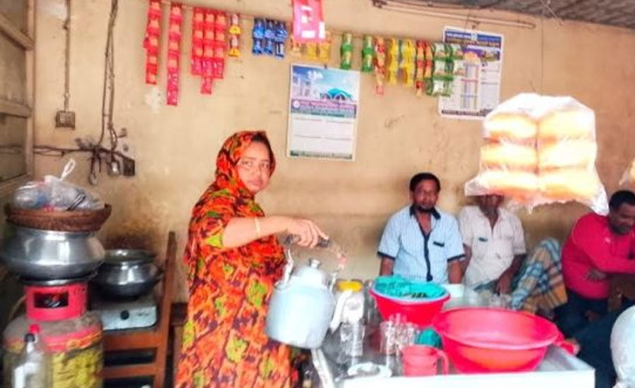 জীবিকার তাগিদে স্বপ্ন বুনছেন এক সংগ্রামী নারী আত্মবিশ্বাস ও স্বাবলম্বিতার গল্প