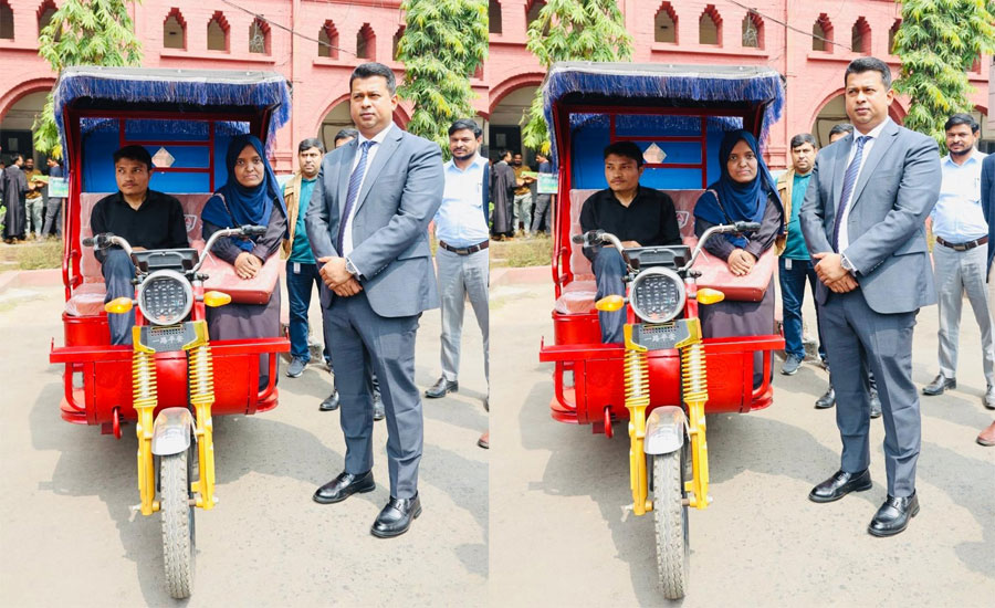 অটো রিকশা পেয়ে কৃতজ্ঞতা জানাতে মানবিক ডিসির কার্যালয়ে প্রতিবন্ধী দম্পতি 