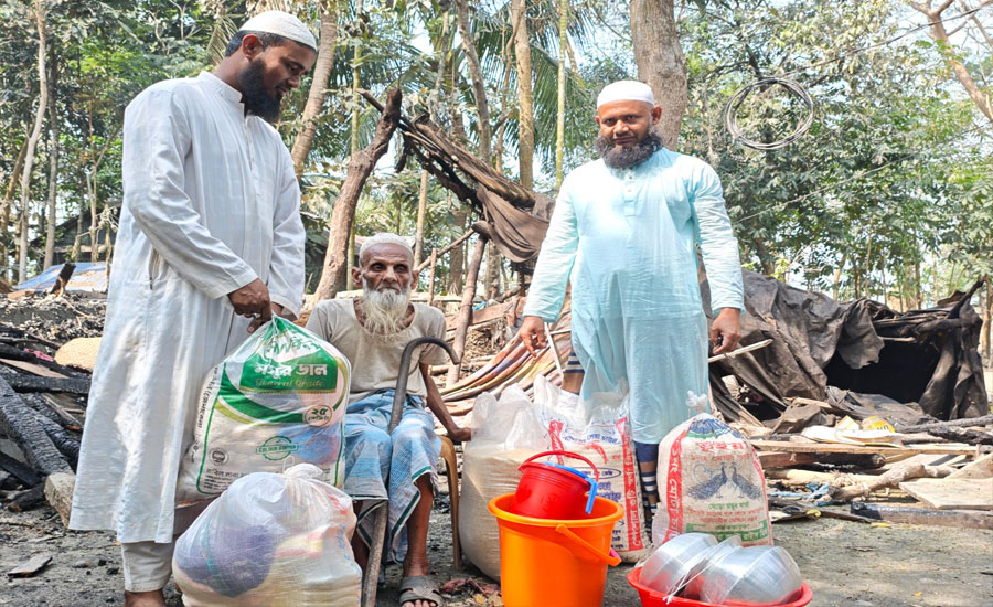 রাঙ্গাবালীতে অগ্নিকাণ্ডে ক্ষতিগ্রস্ত পরিবারের পাশে প্রশাসন ও ইসলামী যুব আন্দোলন