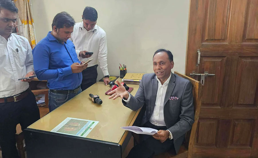 ভূমি অফিসে গিয়ে প্রতিমন্ত্রী দেখলেন কর্মকর্তারা কেউ আসেননি