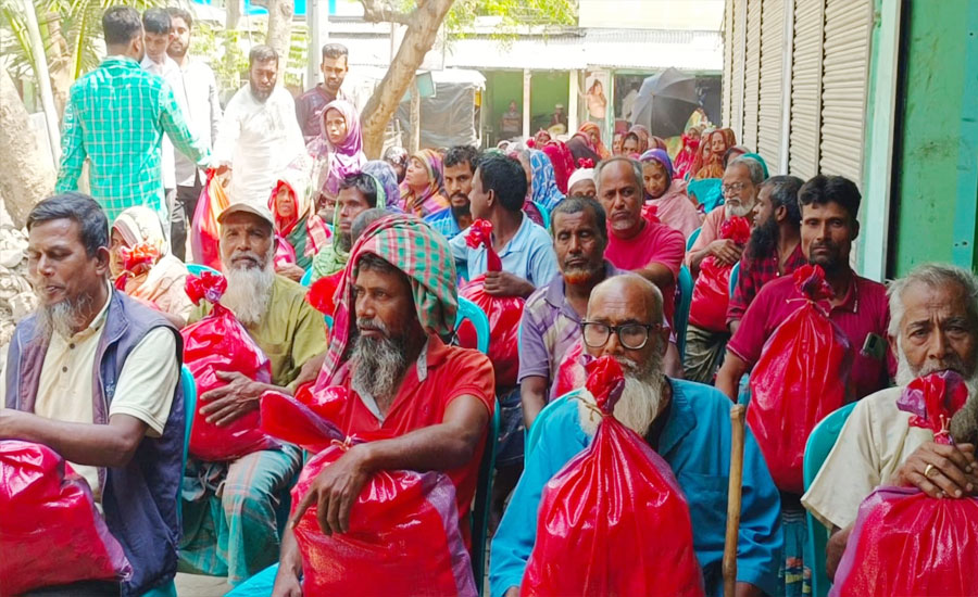 শ্যামনগরে নূরনগর মানবতার কল্যাণ ফাউন্ডেশনের উদ্যোগে ৫০ পরিবারে ইফতার সামগ্রী বিতরণ