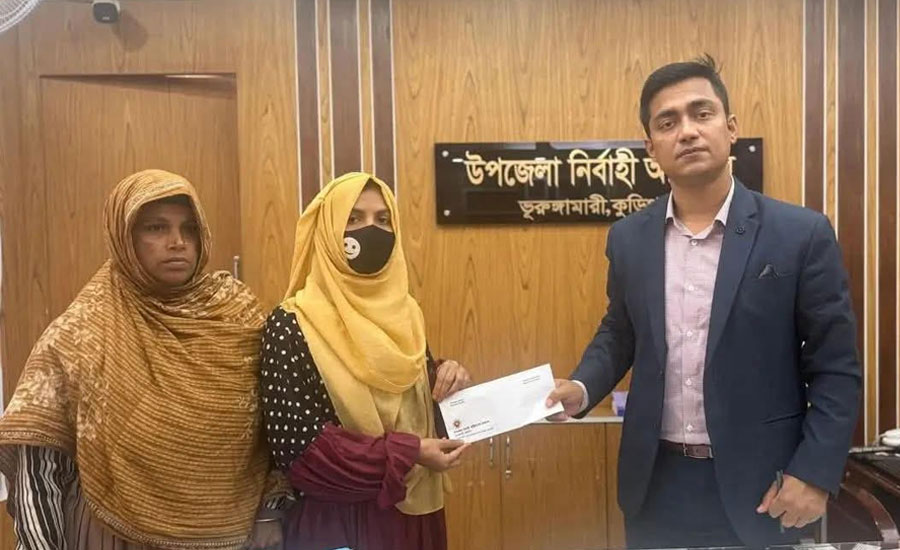 ঢাবিতে চান্স পাওয়া মেধাবী মাছুমাকে শিক্ষা সহায়তা দিলো ভূরুঙ্গামারী'র ইউএনও