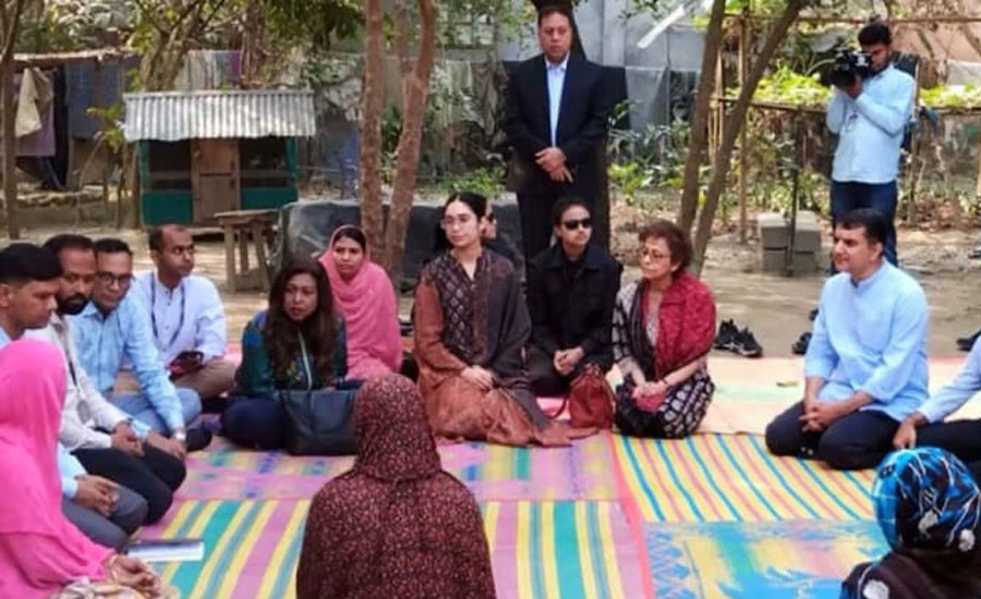 দরিদ্রদের পাশে বসে ব্র্যাক কর্মসূচি পরিদর্শন করলেন প্রধানমন্ত্রী কন্যা জাইমা রহমান