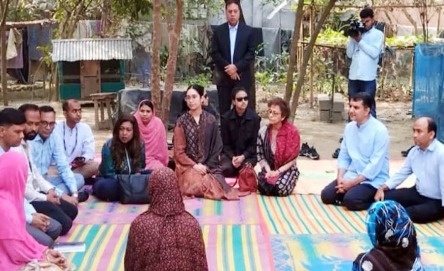 দরিদ্রদের পাশে বসে ব্র্যাক কর্মসূচি পরিদর্শন করলেন প্রধানমন্ত্রী কন্যা জাইমা রহমান