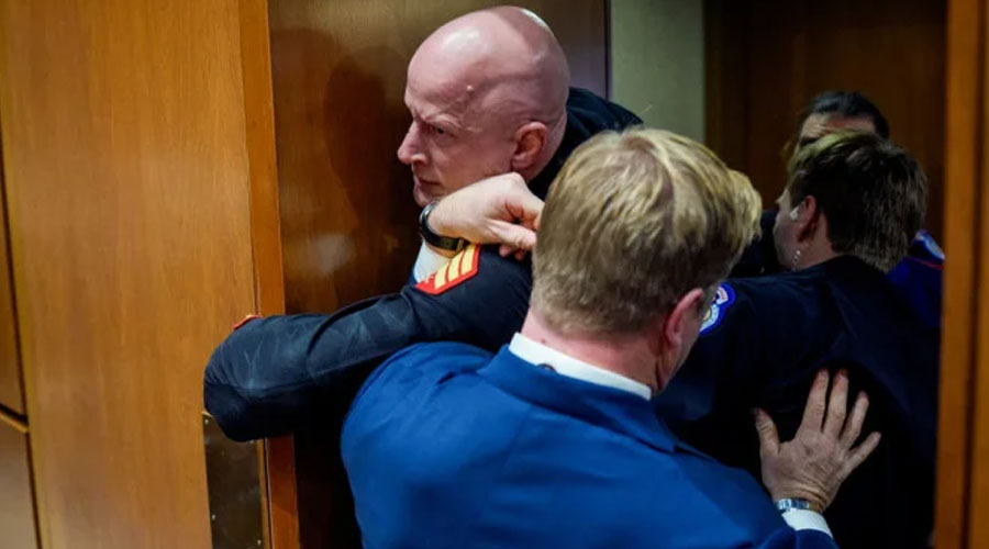 মার্কিন সিনেটে ধস্তাধস্তি, হাত ভেঙে গেল ইরান যুদ্ধবিরোধী বিক্ষোভকারীর