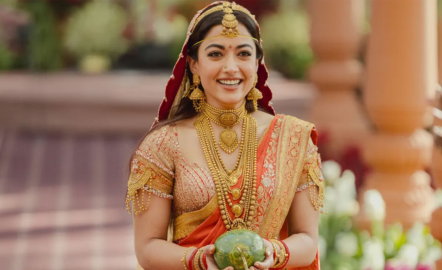 বিয়েতে ৩ কেজি স্বর্ণ গায়ে জড়ালেন রাশমিকা