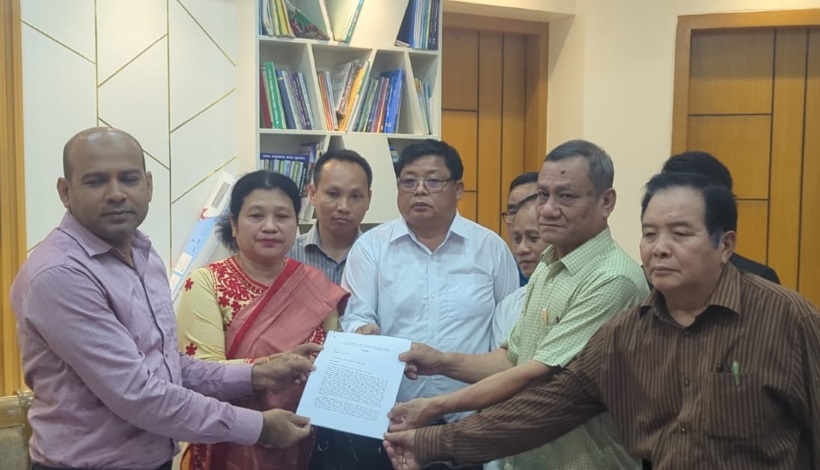 প্রতিমন্ত্রী মীর হেলালকে প্রত্যাহারের দাবিতে স্মারকলিপি প্রদান