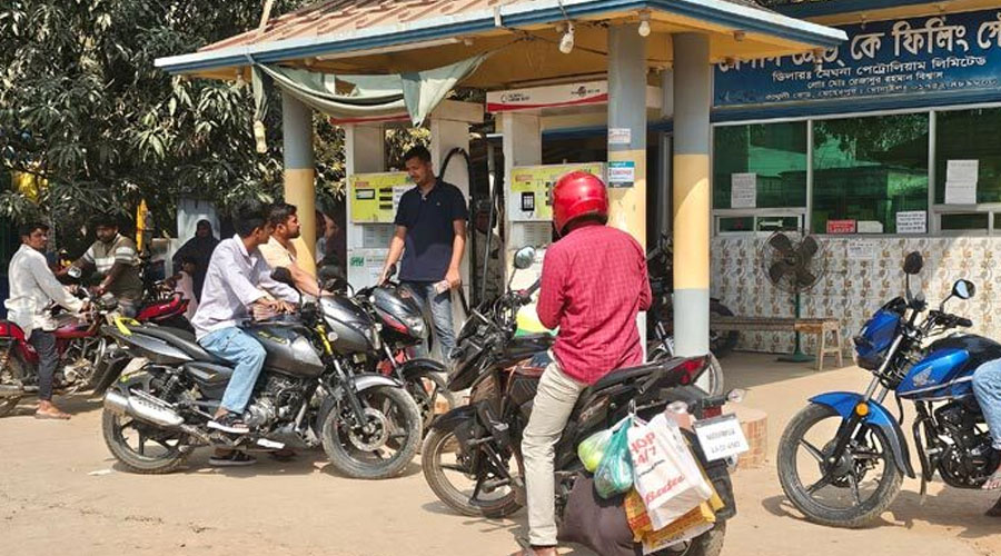 ‘হুজুগে’ পাম্পে তেল কেনার হিড়িক