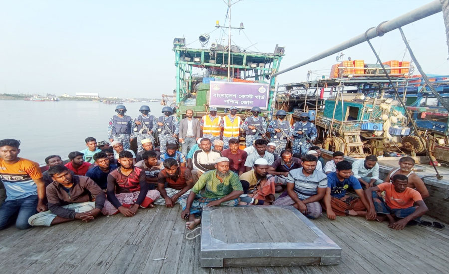 বঙ্গোপসাগরে অবৈধ ট্রলিং বোট জাল ও মাছসহ ৩৭ জেলে আটক