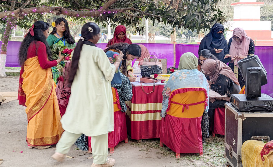 ঈদের আগমনী ছোঁয়ায় মেহেদীর রঙে রাঙল বাকৃবি ক্যাম্পাস