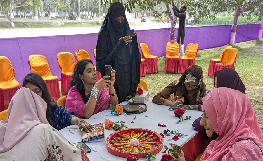 ঈদের আগমনী ছোঁয়ায় মেহেদীর রঙে রাঙল বাকৃবি ক্যাম্পাস