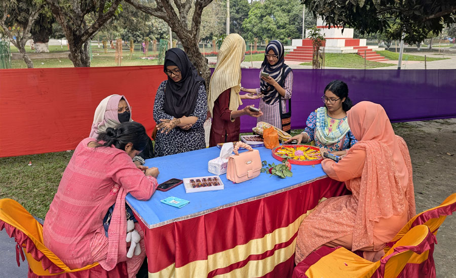 ঈদের আগমনী ছোঁয়ায় মেহেদীর রঙে রাঙল বাকৃবি ক্যাম্পাস