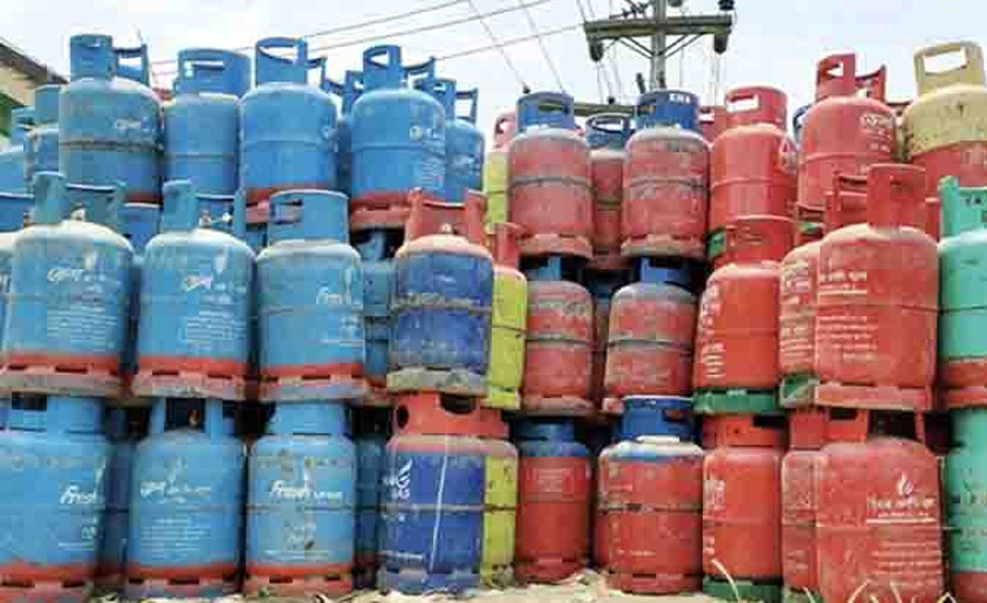 পাইকগাছায় তেল-গ্যাসে কৃত্রিম সংকট, বাড়তি দামে বিক্রি; সিন্ডিকেটের কবলে ক্রেতারা