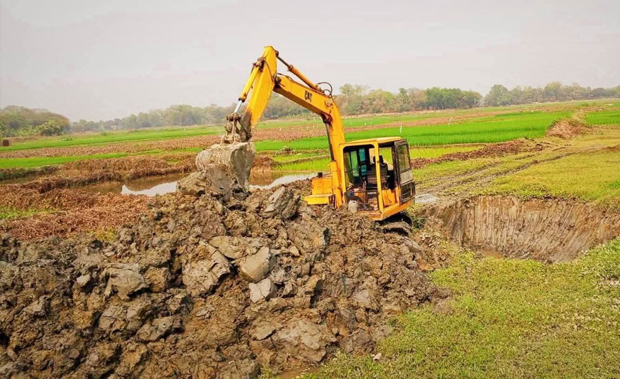 কাপাসিয়ায় অবৈধভাবে মাটি উত্তোলন: ভ্রাম্যমাণ আদালতের লাখ টাকা জরিমানা ও এসকেভেটর আটক