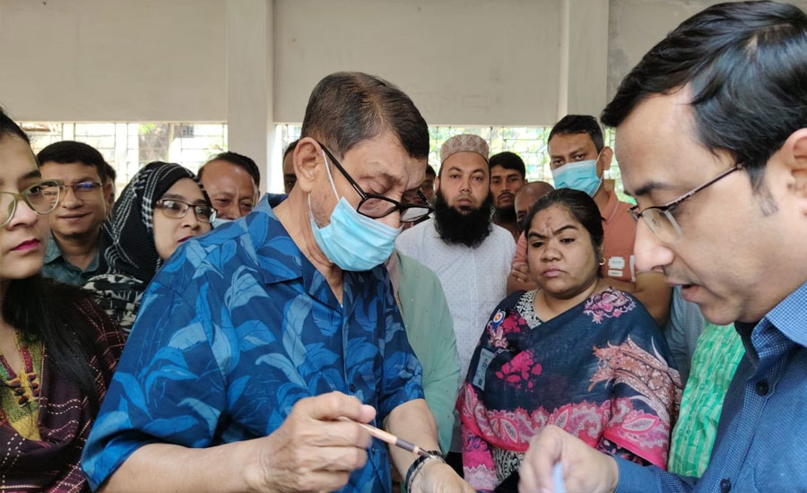 কালীগঞ্জ স্বাস্থ্য কমপ্লেক্সে স্বাস্থ্যমন্ত্রীর আকস্মিক পরিদর্শন: অনুপস্থিতি ও নানা অনিয়ম ধরা পড়ল