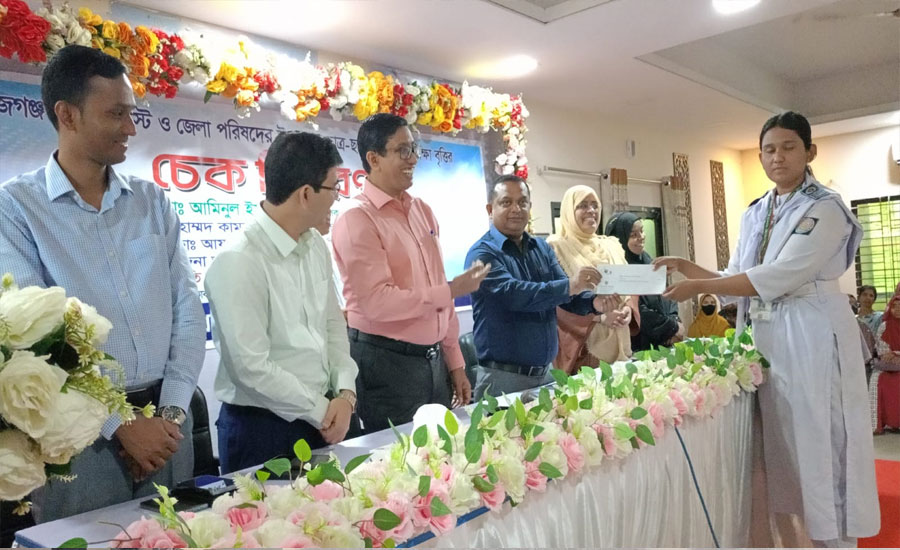 সিরাজগঞ্জে কৃতি শিক্ষার্থীদের মাঝে ২৯ লাখ টাকার শিক্ষা বৃত্তির চেক বিতরণ