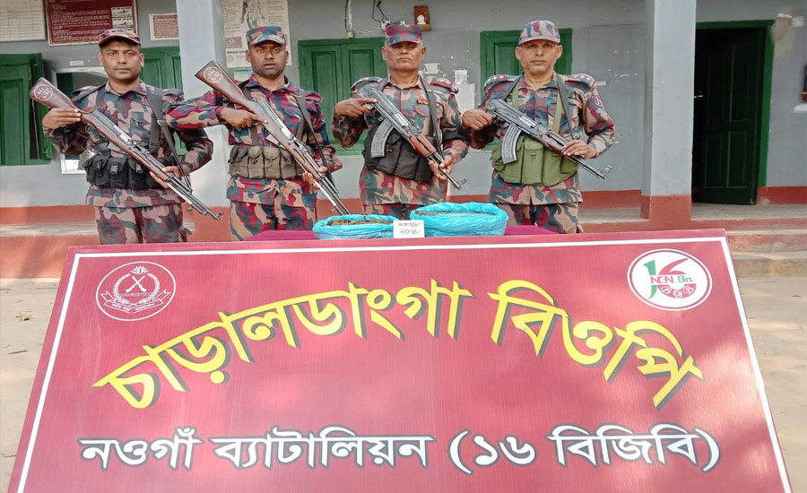 গোমস্তাপুর সীমান্তে পরিত্যক্ত অবস্থায় গাঁজা উদ্ধার করতে সক্ষম চাড়ালডাঙ্গা বিজিবি 