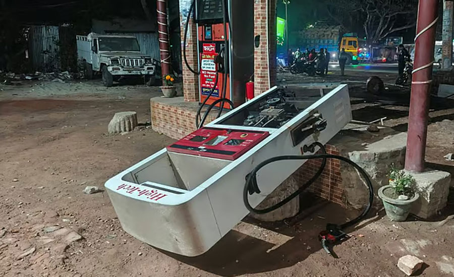পিটুনিতে নেতার মৃত্যুর পর ফিলিং স্টেশনে ভাঙচুর, বাসে আগুন, প্রতিবাদে অবরোধ