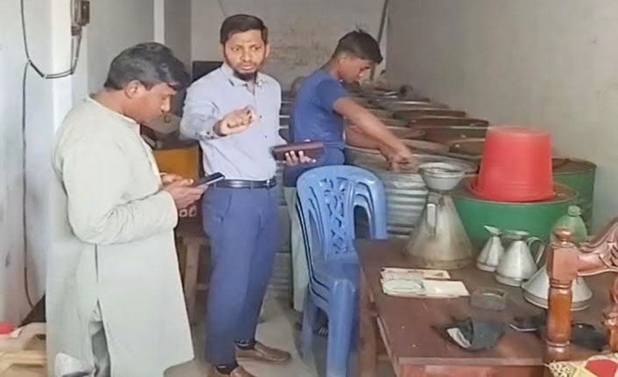 ফুলবাড়ীতে ভ্রাম্যমাণ আদালতের অভিযান,অবৈধ তেল মজুদে ব্যবসায়ীকে জরিমানা
