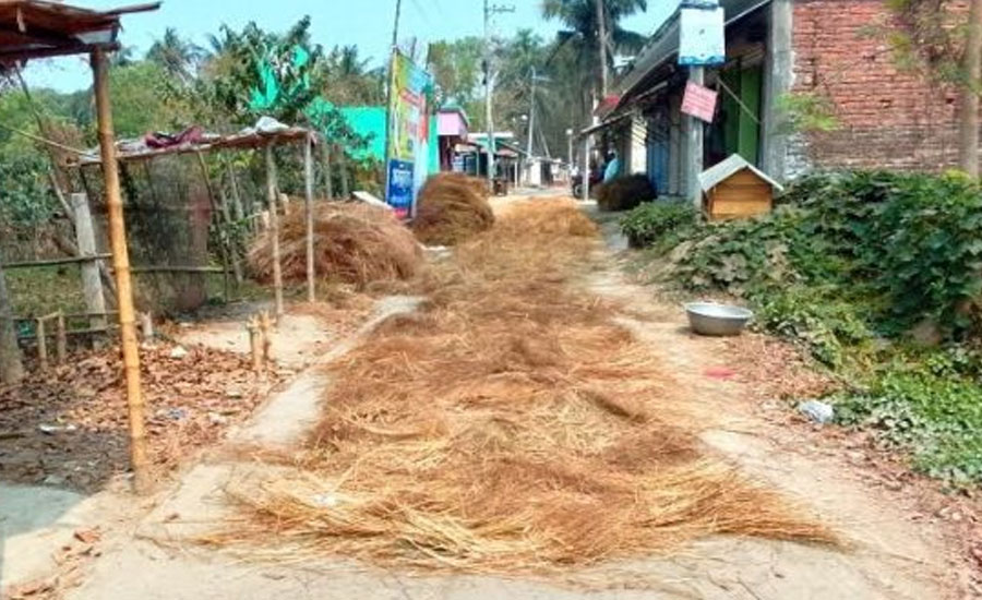 ফরিদপুরে গুরুত্বপূর্ণ সড়কে ফসল শুকানোর কারণে বড়ো ধরনের দুর্ঘটনার ঝুঁকি বেড়ে যাচ্ছে