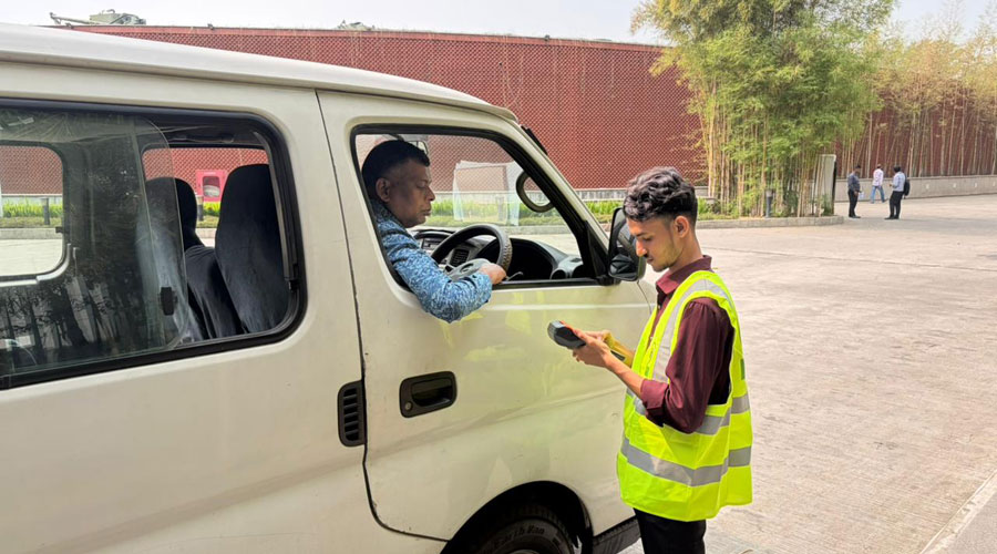 সামরিক জাদুঘরে প্রযুক্তিনির্ভর ‘ইয়েস পার্কিং’ সেবা চালু করল বি-ট্র্যাক