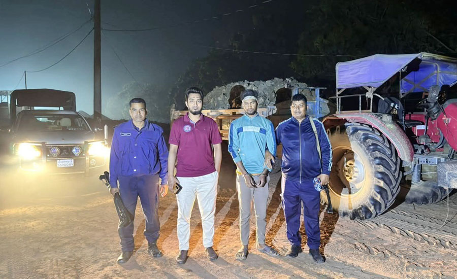 চাঁপাইনবাবগঞ্জে মাটি উত্তোলনের সময় ট্রাক্টরসহ যুবক আটক, ৩ লক্ষ টাকা জরিমানা ও কারাদন্ড প্রদাণ