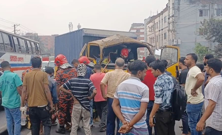 গাজীপুরে দাঁড়িয়ে থাকা কাভার্ডভ্যানে ধাক্কা, চালক আহত