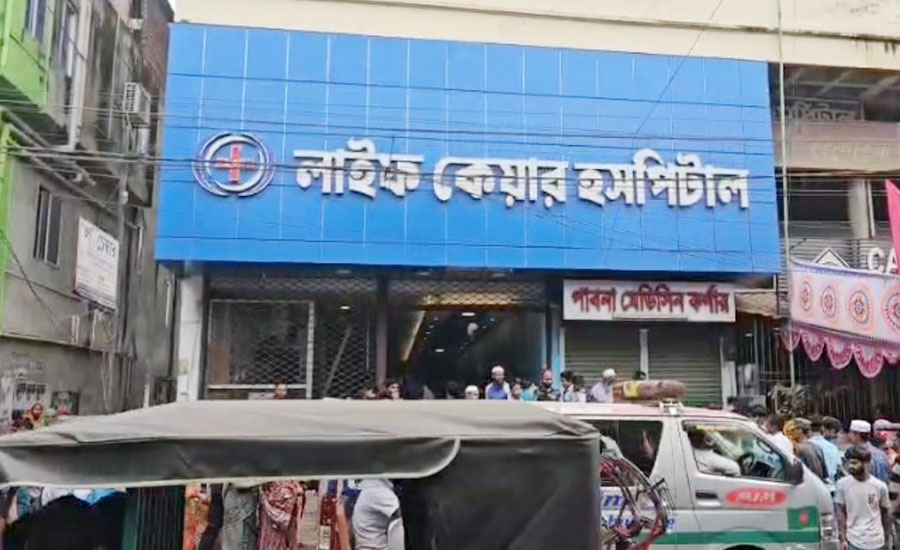 শ্রীপুরে প্রসূতির মৃত্যুকে কেন্দ্র করে হাসপাতাল ভাঙচুর, লাইফ কেয়ার সিলগালা