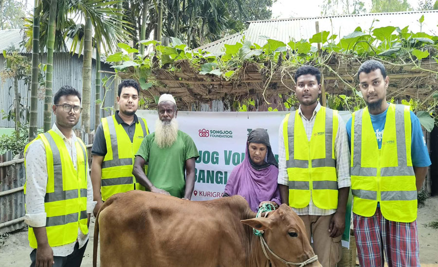 সংযোগ ফাউন্ডেশনের ‘স্বাবলম্বী প্রজেক্ট’ এর আওতায় দুই অসহায় পরিবারকে গরু উপহার