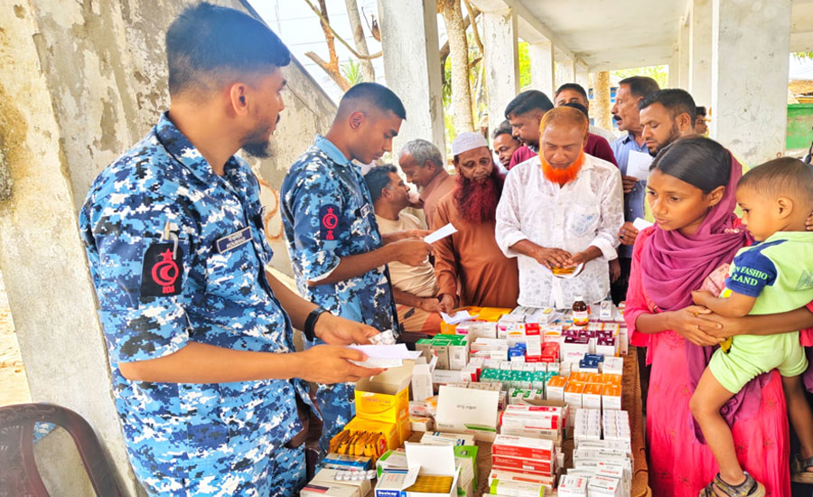 মোংলায় কোস্টগার্ডের আয়োজনে বিনামূল্যে চিকিৎসা সেবা ও ঔষধ বিতরণ