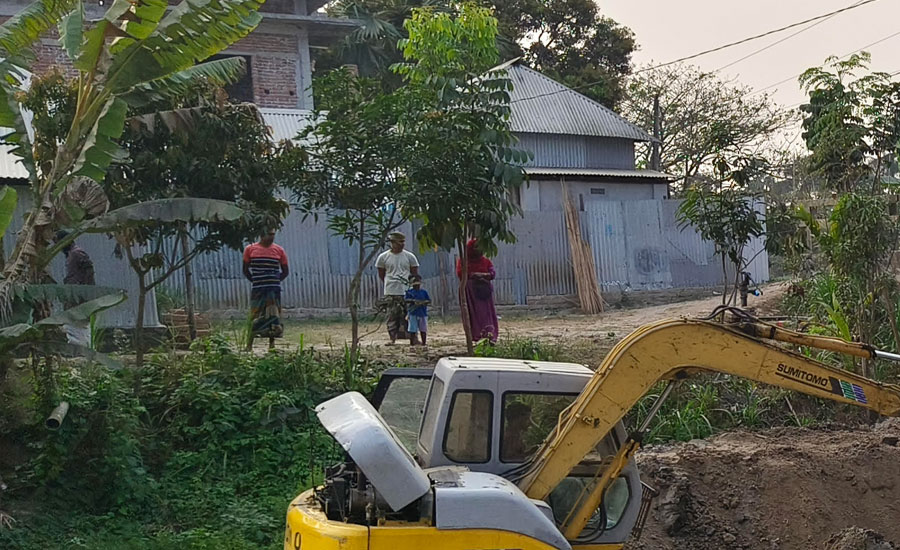ভেকু দিয়ে ফসলি জমির মাটি কেটে খাল ও ব্রিজ ভরাটের চেষ্টা: ৫ হাজার টাকা জরিমানা