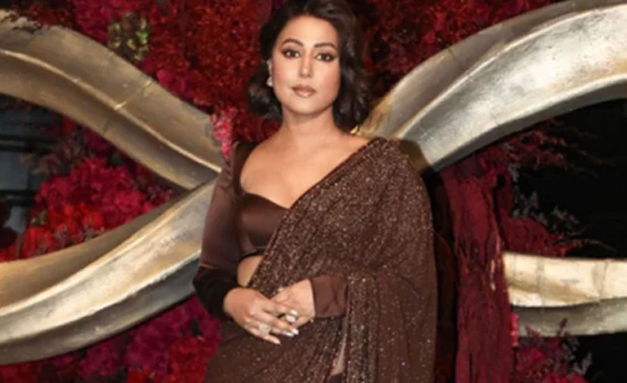 ইফতার পার্টিতে চরম বিড়ম্বনায় হিনা খান