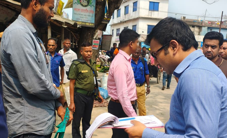 নাটোরের নলডাঙ্গায় ভ্রাম্যমাণ আদালতের অভিযান: বিভিন্ন অনিয়মে ৮ হাজার টাকা জরিমানা