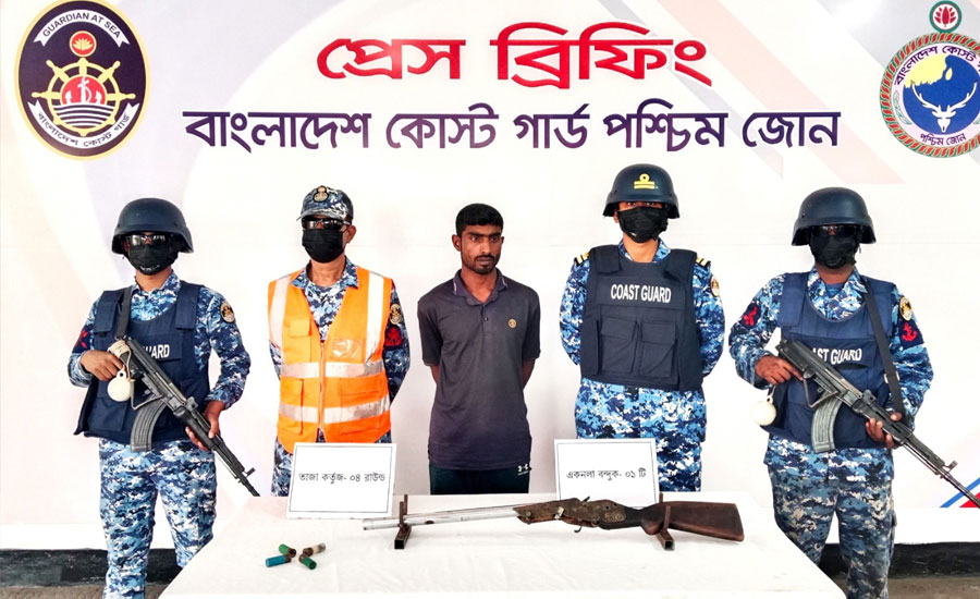 সুন্দরবনে অস্ত্রসহ বনদস্যু দয়াল বাহিনীর সদস্য আটক