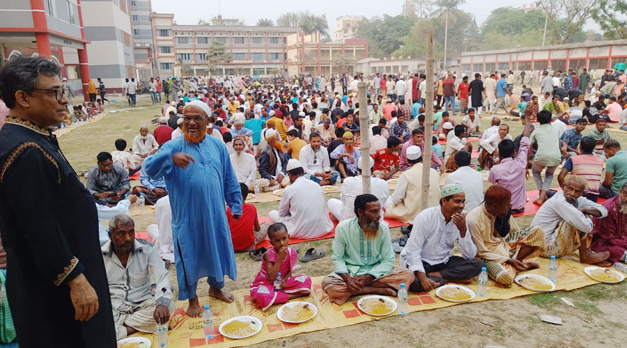 বাগমারায় বিএনপি নেতা অধ্যাপক কামাল হোসেনের উদ্যোগে ইফতার মাহফিল