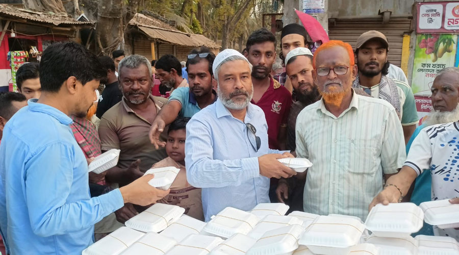 বাগমারায় এমপির ছোট ভাইয়ের উদ্যোগে পথচারীদের মাঝে ইফতার বিতরণ 