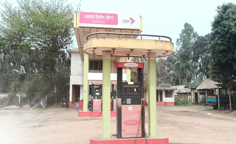 রাজারহাটে জ্বালানি সংকটে বন্ধ দু’টি পেট্রোল পাম্প