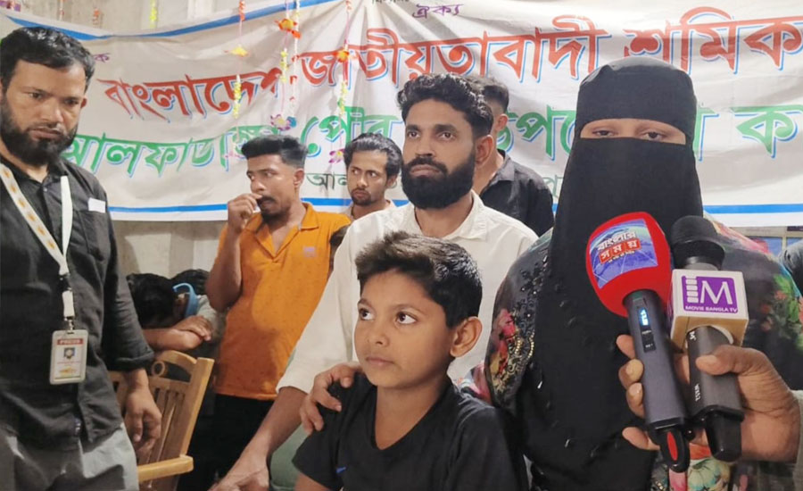 আলফাডাঙ্গায় ভাইকে মিথ্যা মামলার অভিযোগে প্রতিবাদ 